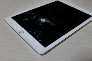 割れたipadの写真
