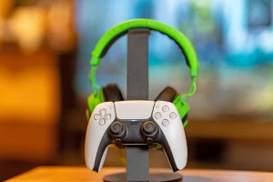 ゲームのコントローラーとヘッドセットの写真