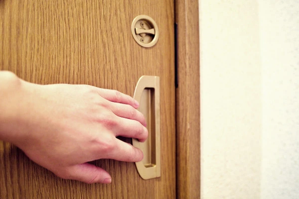 取っ手に手をかけドアを開けようとしている様子