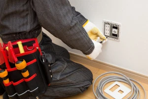 テレビコンセント工事を行う電気工事業者の写真