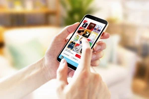 室内でフリマアプリを利用するイメージ