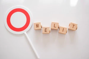 メリットと書かれたブロックの画像