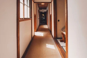 古い家の廊下の写真