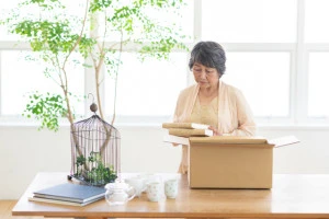 生前整理を行う女性の写真