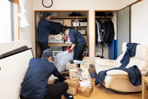 押入れの片付けをする3人の作業員