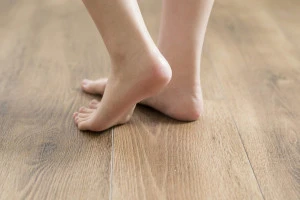 素足でフローリングを歩いている写真