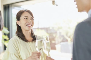 婚活パーティーに参加している男女の写真