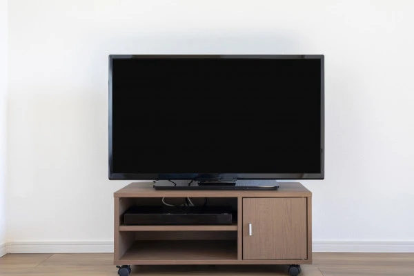 真っ暗な画面のテレビの写真