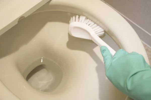 ウォシュレットから水が出なくなるのを防ぐため掃除する様子