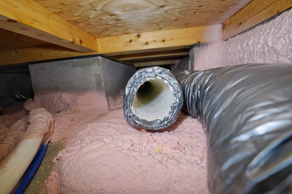 換気システムのある新築住宅の床下の写真