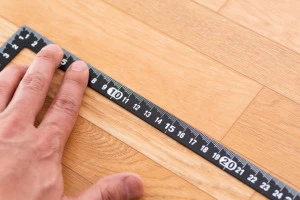 木目のフローリングクッションとスケールの写真