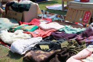 フリーマーケットで服を売っている様子
