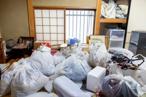 散らかり放題の部屋の写真