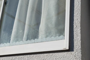 カーテンが設置された窓ガラスの写真