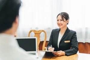 カウンセリングを行う女性の写真
