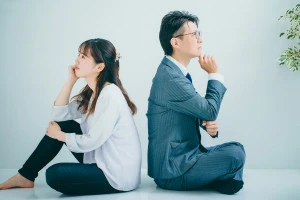 考える男女の写真
