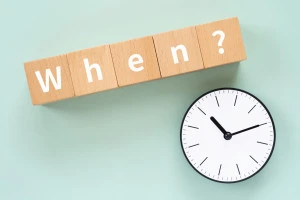 When?と書かれたブロックと時計の画像
