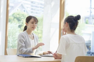 アドバイザーに相談をしている女性の写真