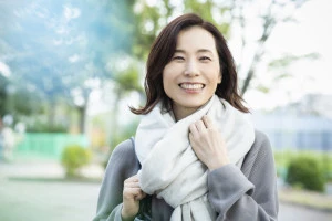 マフラーを付けた笑顔の女性の写真