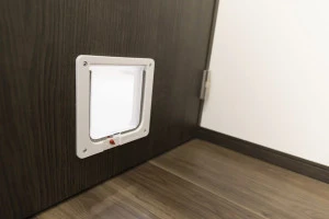 ペット用扉がついたドアの写真