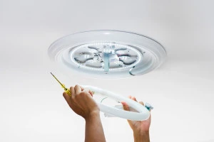 LEDライトを交換している写真