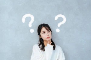 疑問を持つ女性の写真
