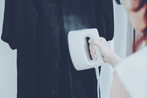 スチームアイロンをかける女性の写真