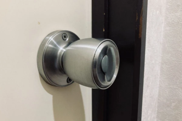 少し古いトイレのドアノブ