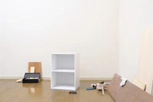 解体処理を行っているカラーボックスの写真
