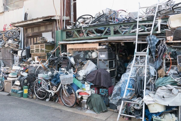 道路の占拠するゴミ屋敷の写真