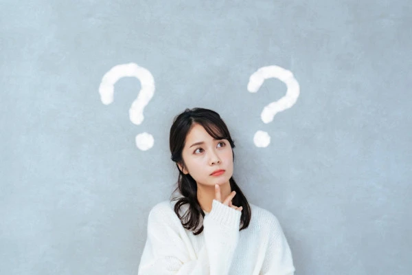 疑問を持つ女性の写真