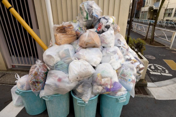 集積所に集まった大量の家庭ゴミの写真