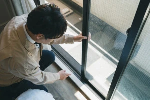 窓ガラスと業者の写真