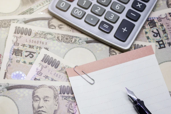 一万円札と電卓とメモ