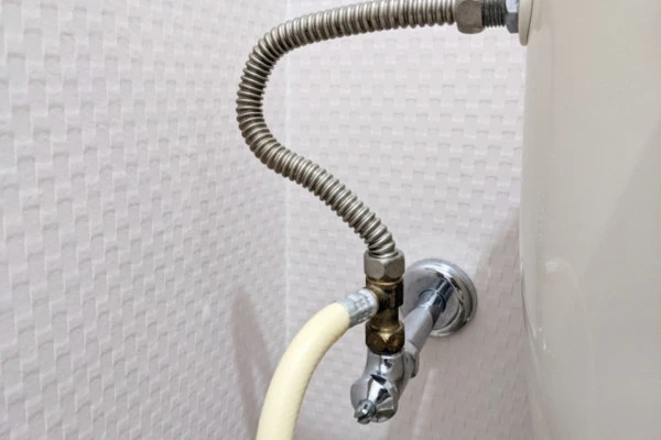 トイレ床の水漏れ原因が給水管の場合