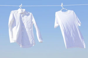 晴天の下に干された洗濯物の写真