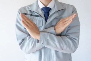 NGポーズをする作業員の写真
