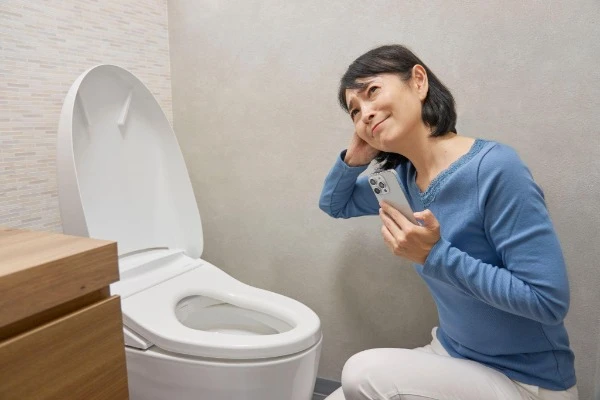 トイレで困っている人のイメージ