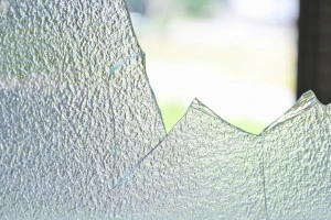 割れた窓ガラスの写真