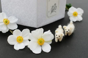 ペットのご遺骨と、犬と花の模型