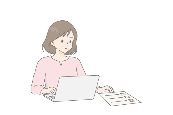 パソコンを見ながらチェックリストを確認する女性のイラスト