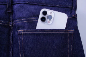 ポケットに入ったスマートフォンの写真