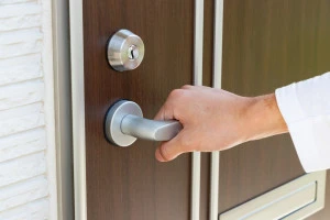 シリンダー錠のついたドアの写真