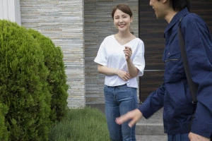 庭の専門業者に庭の相談をする女性の写真