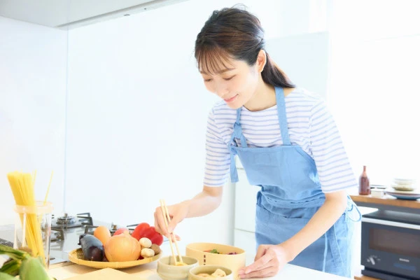お弁当づくりをする女性の写真