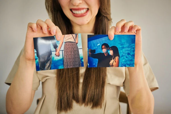 写真を持っている女性の画像