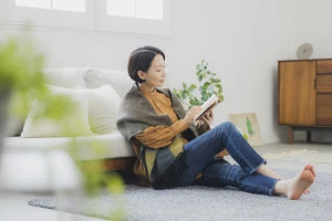 床でくつろぐ女性の写真