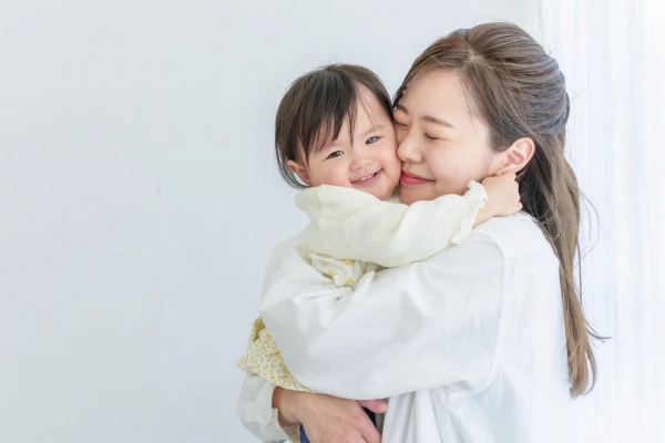 抱き合う母親と赤ちゃん