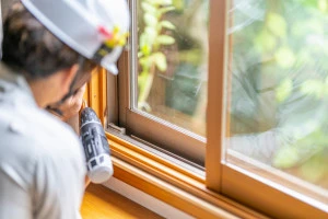 内窓の設置工事の様子