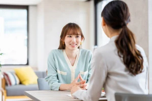 プランナーに相談する女性の写真